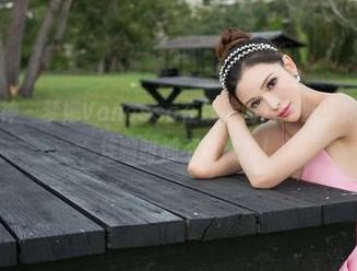 TGOD推女神 – 梦娜Vanessa在线，图片不断：她的女神气质，连咖啡都不敢放松！