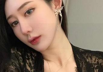 微密圈 – 黑丝系列的魅力：不爱笑的赛琳的私拍美图，让人目不转睛