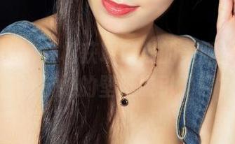 克拉女神 – 轻松获取瑞莎的美腿美图，准备好被她的壁纸吸引了吗？