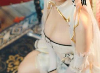在光影中漫游：前羽rr的写真，燕尔新婚的模样