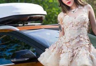 头条女神 – 尹菲私拍丝袜图包，光线与影子的微妙碰撞！