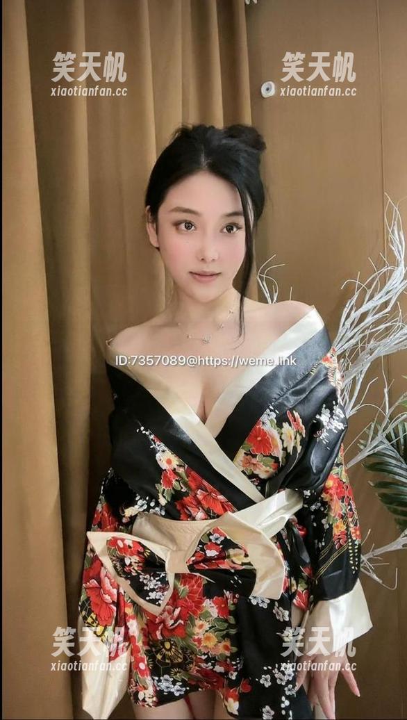 奶雯 微密圈 - 奶雯的超短黑皮裙,作品集里究竟藏了什么?分享个悄悄话给你。