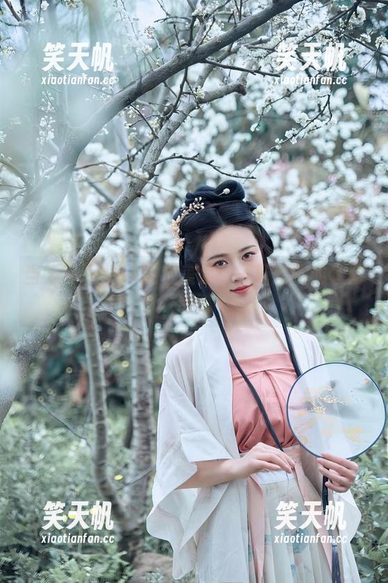 年年Nnian 当年年Nnian遇上美足:一场欢快的套图派对