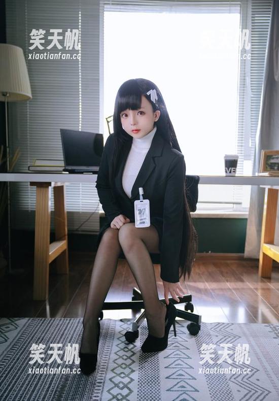 柴郡猫泳装：日奈娇在无圣光世界中的疯狂冒险