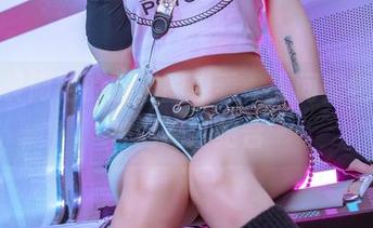 从桃良阿宅的猫猫图包看，人间宠物与女神的绝妙结合