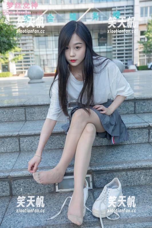 梦丝女神 - 刘诺居家写真：家里其实更有戏！作品集下载请自取，感受那不经意的优雅。