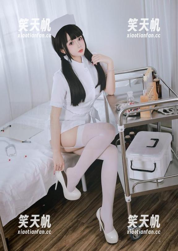 看这和服装扮——樱井小莜写真图包，自拍也要带点幽默感，别让自己憋得太难受！