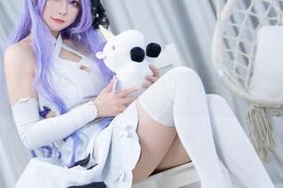碧蓝航线下的樱岛嗷一：恶毒懒懒的白兔与清新写真的完美碰撞