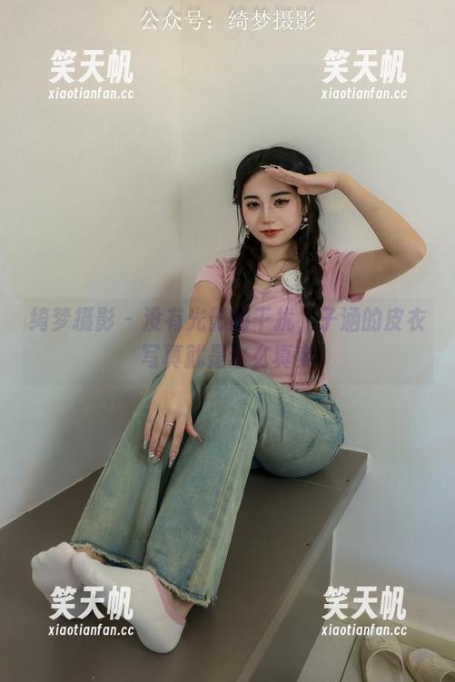 绮梦摄影-子涵 绮梦摄影 - 没有光影的干扰,子涵的皮衣写真就是这么真实