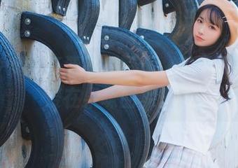 西瓜少女的高清居家写真，抛开烦恼，沉浸在果味的梦里。