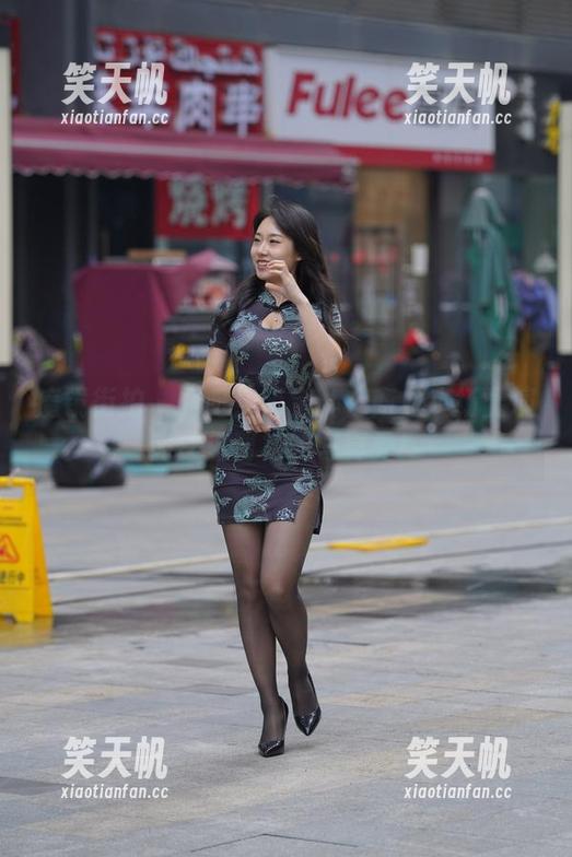 魔镜街拍 - 看呀！萌宝儿在商业广场上演肉丝包臀裙的写真秀！