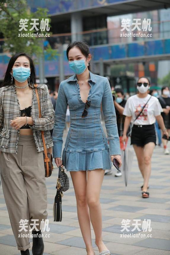 魔镜街拍 魔镜街拍:超短裙女孩的私房故事,原图记录真实与幻想。