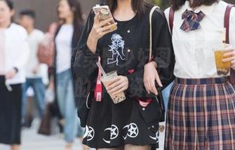 魔镜街拍：紧致美臀少妇图包，宛如空气中的神秘资源。